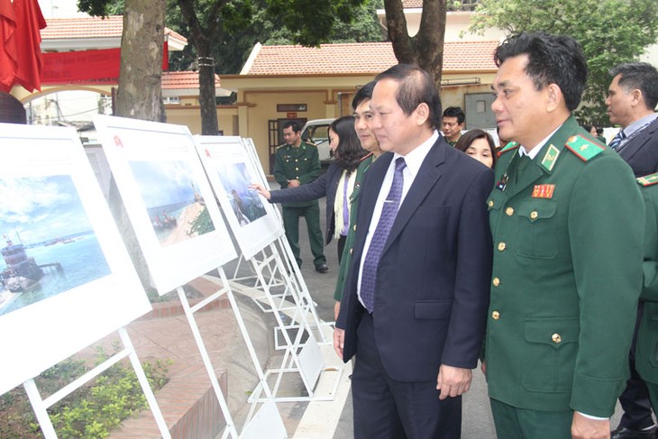 Maps on Vietnam’s Truong Sa, Hoang Sa presented to Border Guard Command - ảnh 1